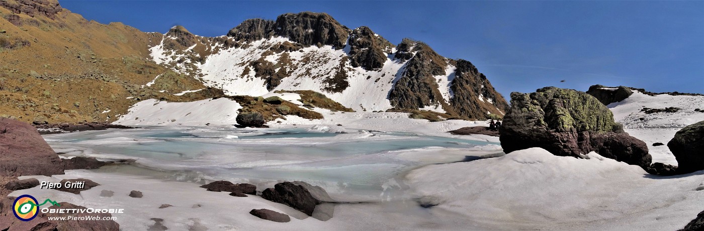 60 Bello il laghetto di Pietra Quadra baciato dal sole e in disgelo.jpg